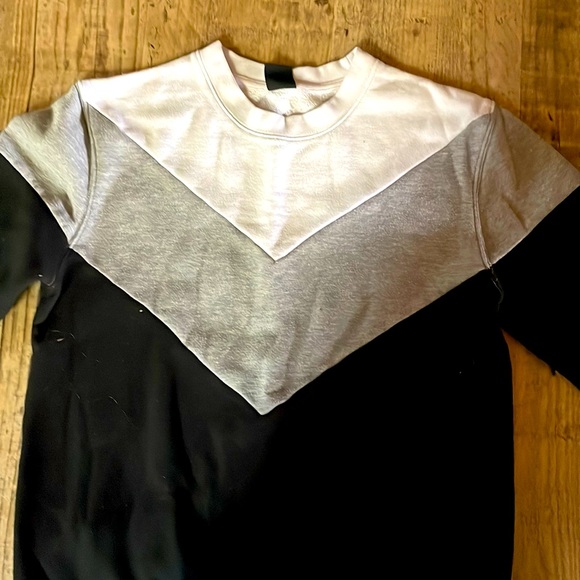 Amnesia medium crew neck sweater - Picture 1 of 3